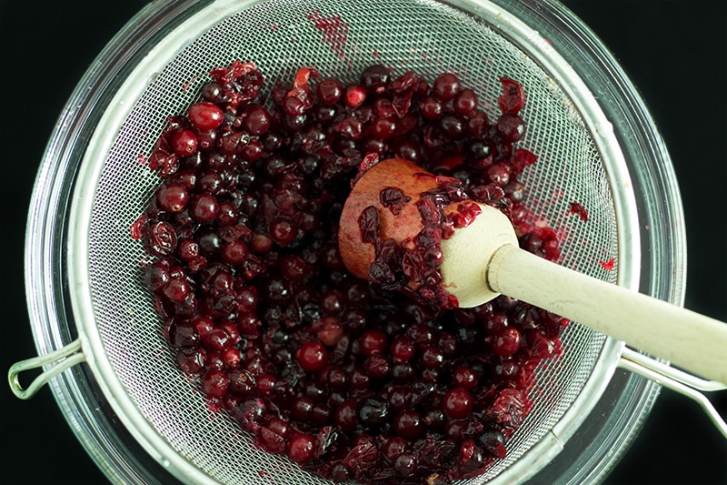 Don't miss out on this super healthy Russian cranberry drink called Mors. Very refreshing! #cranberries #Russia | cookingtheglobe.com