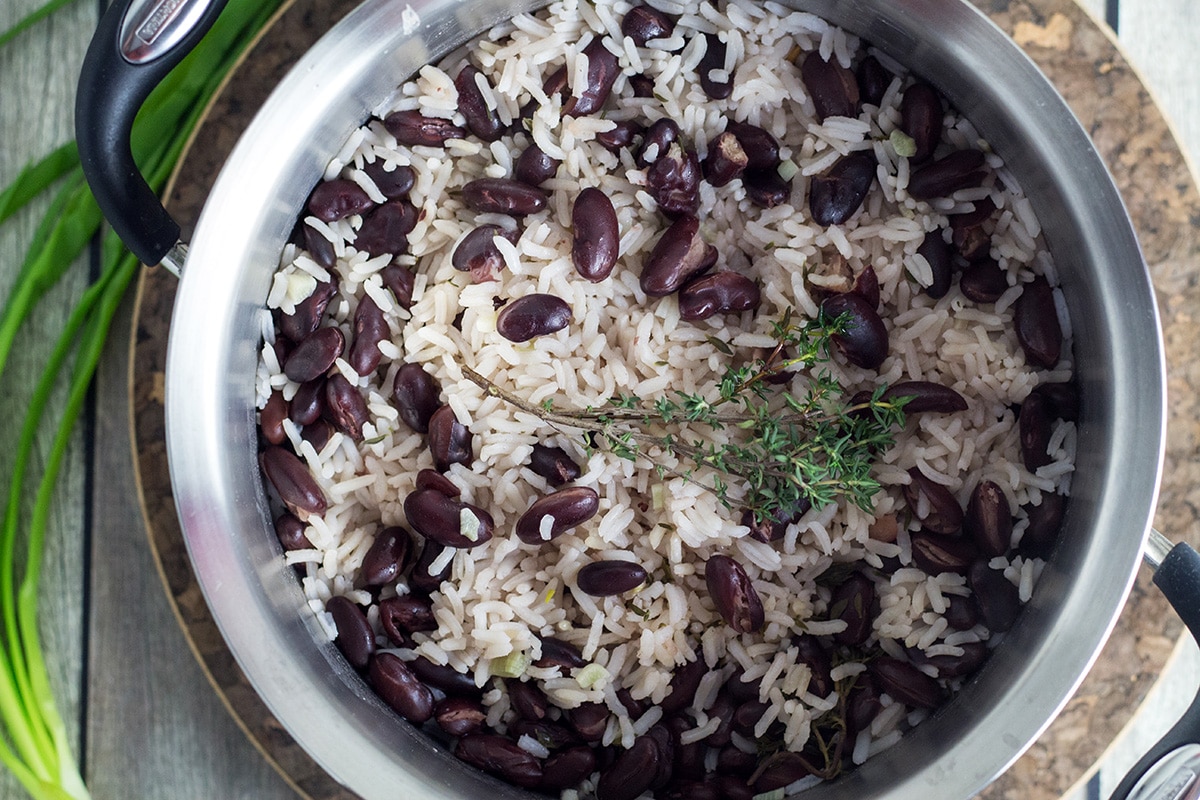 If you haven't tried Jamaican rice and peas yet, then you must be living on the moon. Mildly sweet coconut rice with a kick of the pepper, yum! | cookingtheglobe.com