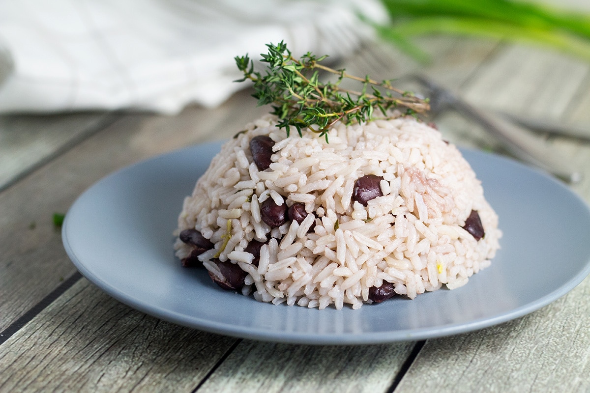 If you haven't tried Jamaican rice and peas yet, then you must be living on the moon. Mildly sweet coconut rice with a kick of the pepper, yum! | cookingtheglobe.com