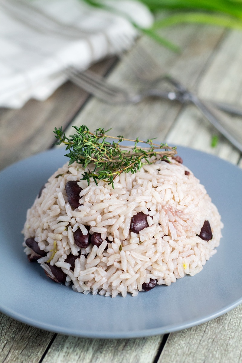 If you haven't tried Jamaican rice and peas yet, then you must be living on the moon. Mildly sweet coconut rice with a kick of the pepper, yum! | cookingtheglobe.com