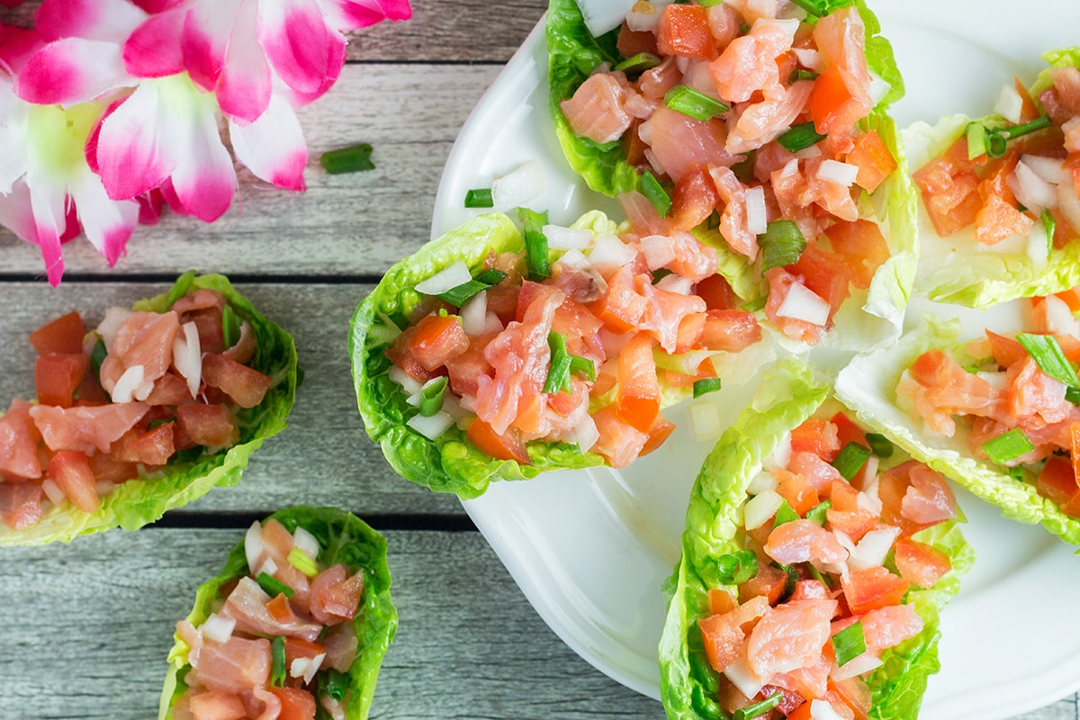 Lomi Lomi Salmon is a traditional Hawaiian side dish served at parties and gatherings. It requires only 4 ingredients and 10 minutes of your time! | cookingtheglobe.com