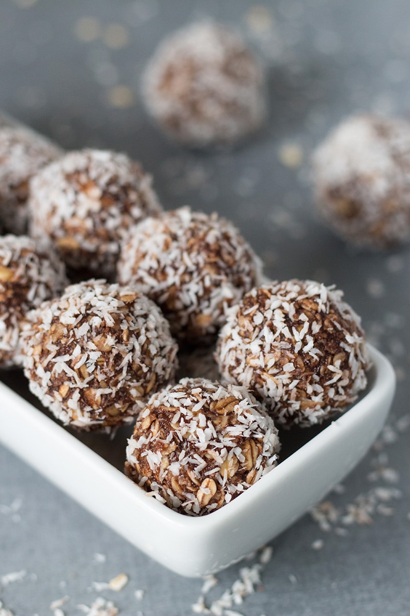 These Swedish Chocolate Coconut balls are perfect for lazy days. They are no-bake and require only 15 minutes to make! | cookingtheglobe.com