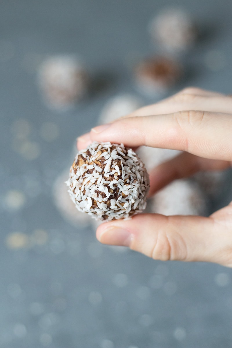 These Swedish Chocolate Coconut balls are perfect for lazy days. They are no-bake and require only 15 minutes to make! | cookingtheglobe.com