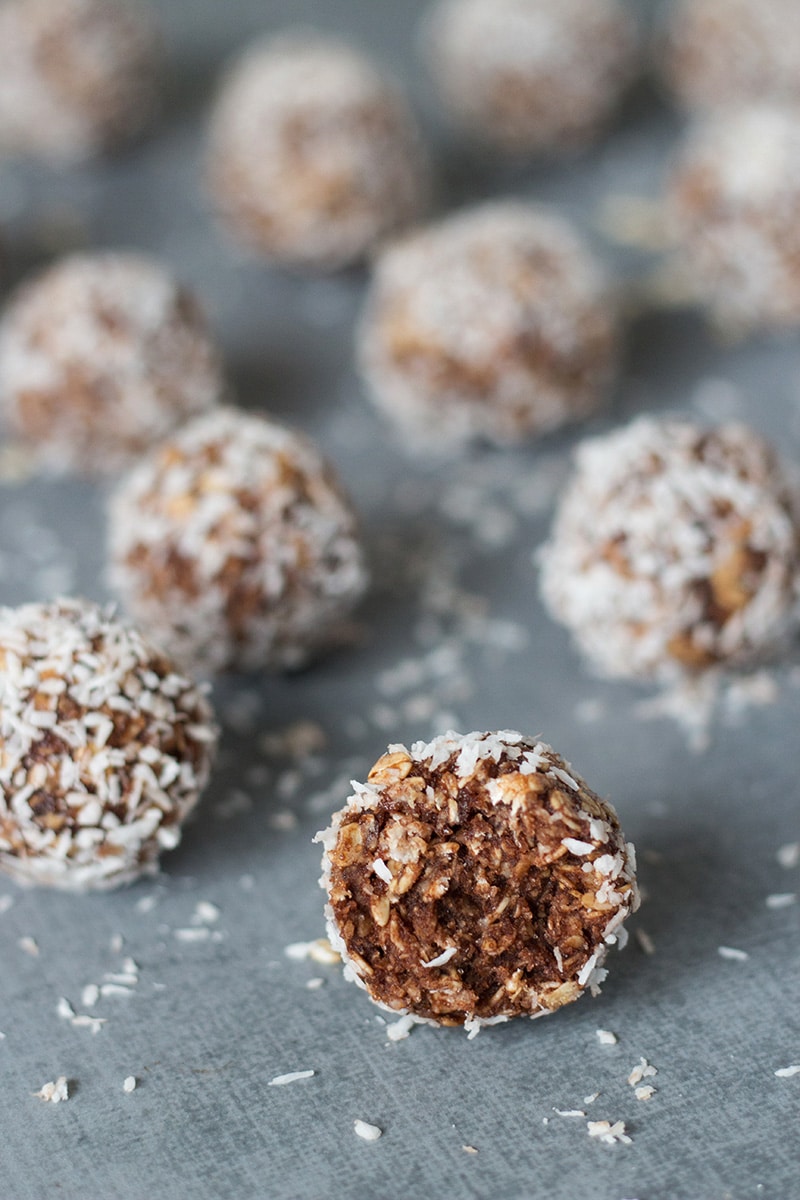 These Swedish Chocolate Coconut balls are perfect for lazy days. They are no-bake and require only 15 minutes to make! | cookingtheglobe.com