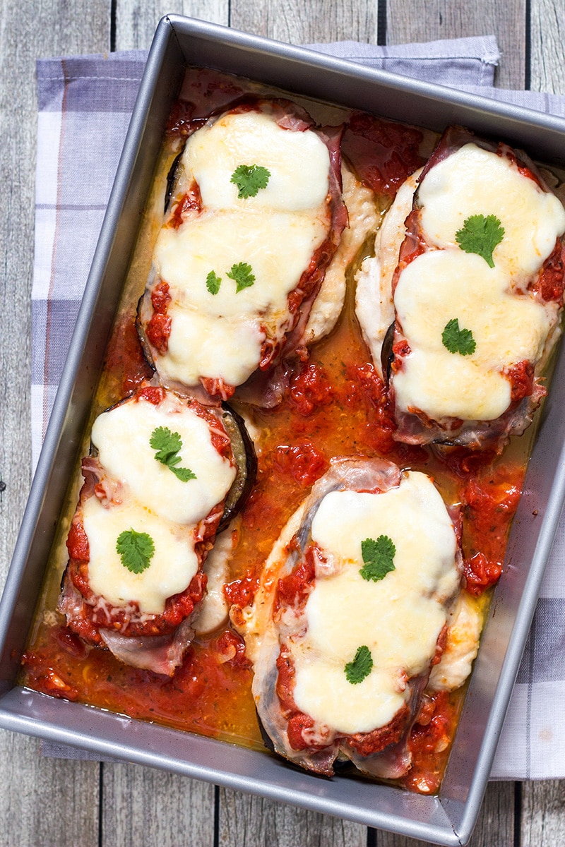 Ce poulet sorrentino comprend des aubergines, du prosciutto, de la mozzarella, du parmesan et de la sauce marinara. Comment est-ce pour une combinaison ? | cookingtheglobe.com