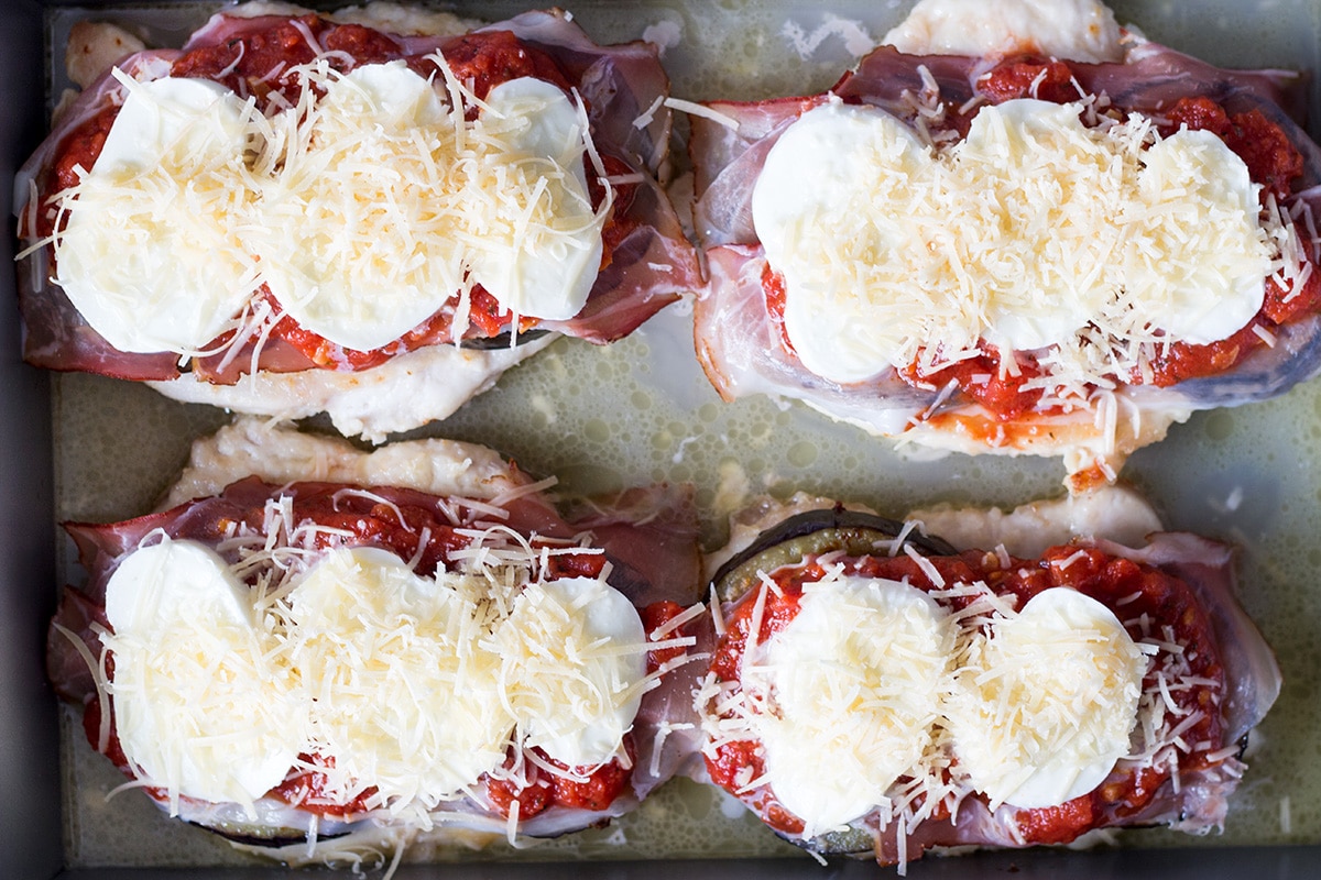 Denne kylling Sorrentino indeholder aubergine, prosciutto, mozzarella, parmesanost og marinarasauce. Hvad er det for en kombination? | cookingtheglobe.com