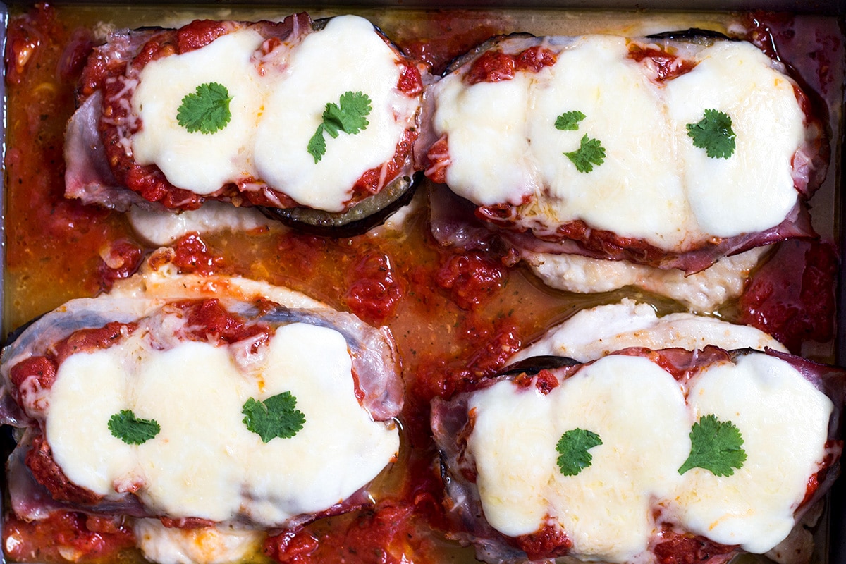 Esta galinha Sorrentino inclui berinjela, prosciutto, mozzarella, queijo parmesão e molho marinara. Como é isso para uma combinação? | cozinharheglobe.com