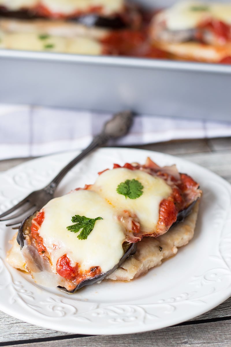 Denne Chicken Sorrentino indeholder aubergine, prosciutto, mozzarella, parmesanost og marinarasauce. Hvordan er det for en kombination? | cookingtheglobe.com