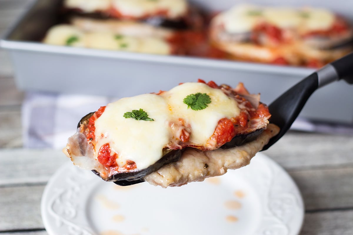 Denne Chicken Sorrentino indeholder aubergine, prosciutto, mozzarella, parmesanost og marinarasauce. Hvordan er det for en kombination? | cookingtheglobe.com