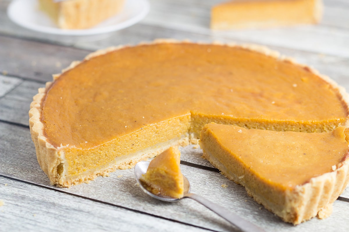 This Mississippi sweet potato pie recipe is a Southern classic. It is sweet, creamy and so easy to make! | cookingtheglobe.com