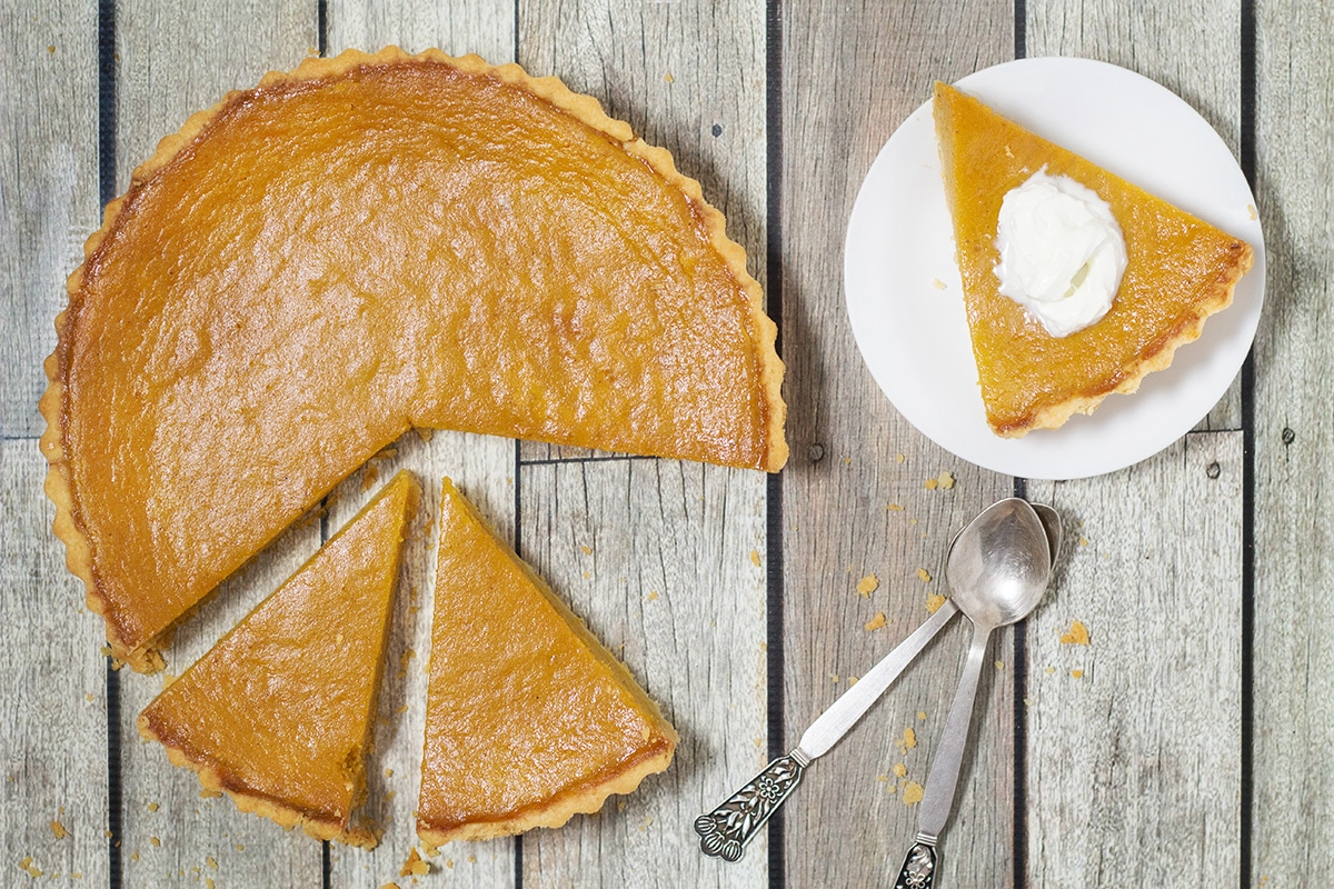 This Mississippi sweet potato pie recipe is a Southern classic. It is sweet, creamy and so easy to make! | cookingtheglobe.com