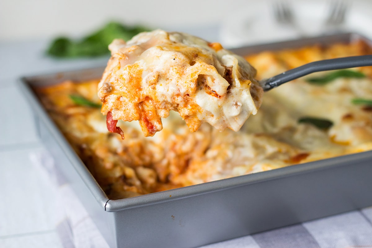 Pasticho is a Venezuelan version of lasagna. It's creamy, meaty and cheesy! | cookingtheglobe.com