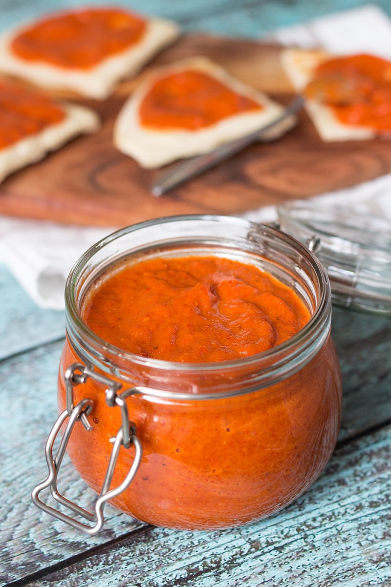  Este sabor Sérvio de beringela e pimentão vermelho, chamado Ajvar, combina muito bem com carne, como um molho em massa, ou simplesmente com um pouco de pão!