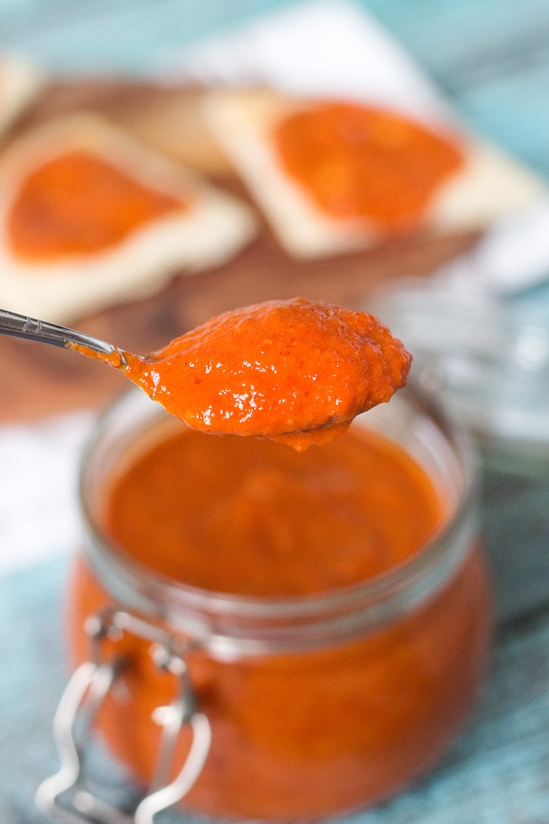 Acest sos sârbesc de vinete și ardei roșu, numit Ajvar, merge de minune cu carne, ca sos pe paste sau pur și simplu întins pe pâine!