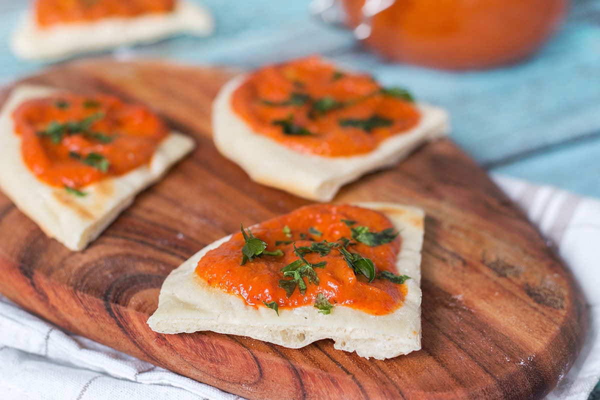 Dieses serbische Auberginen-Paprika-Relish, genannt Ajvar, passt hervorragend zu Fleisch, als Soße zu Nudeln oder einfach auf Brot!