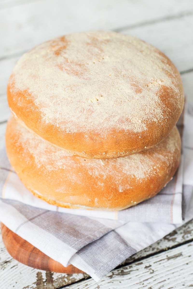 This staple Moroccan bread (Khobz) is a cornerstone of Moroccan diet. It's eaten every single day! | cookingtheglobe.com