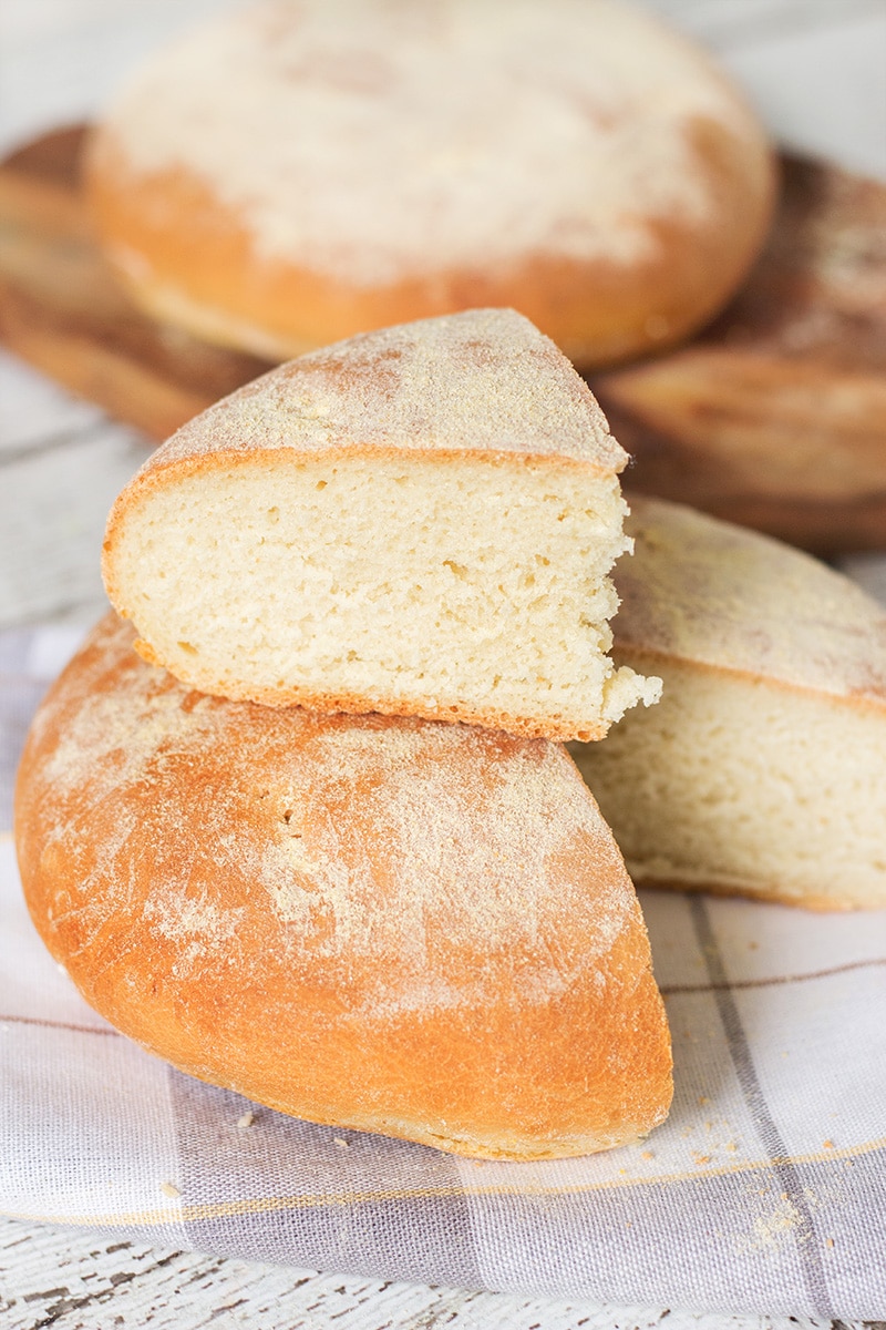 This staple Moroccan bread (Khobz) is a cornerstone of Moroccan diet. It's eaten every single day! | cookingtheglobe.com