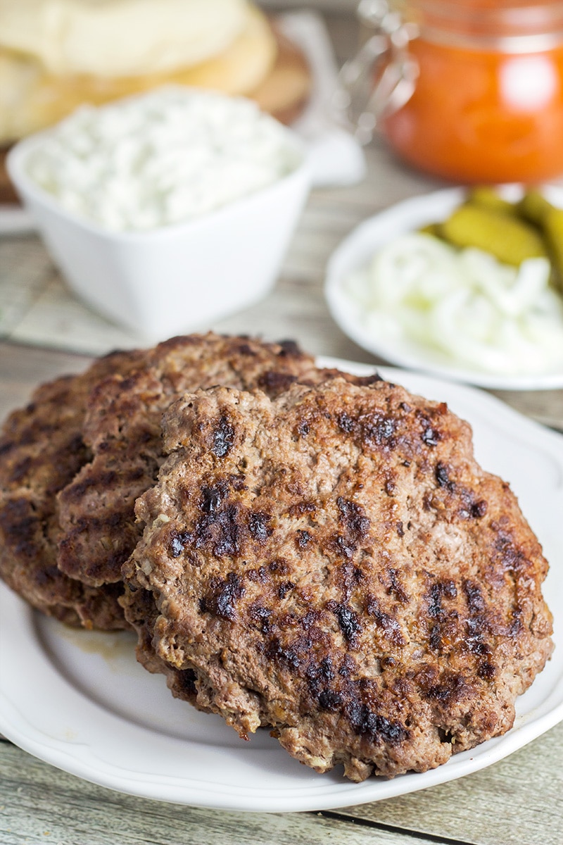 This Serbian burger, called Pljeskavica, will make you forget about all those other burgers from fast food chain places from the very first bite! | cookingtheglobe.com