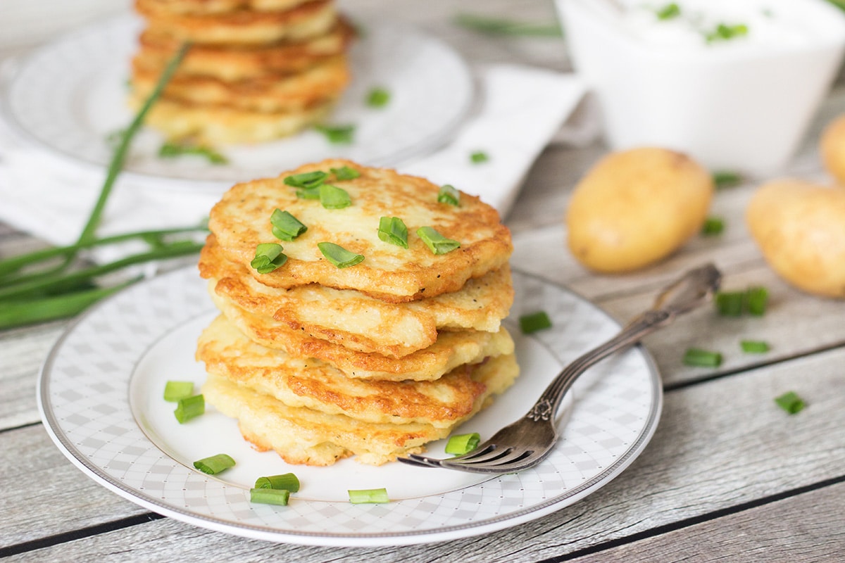 These Polish Potato Pancakes are amazingly delicious and require only few simple ingredients to make! | cookingtheglobe.com