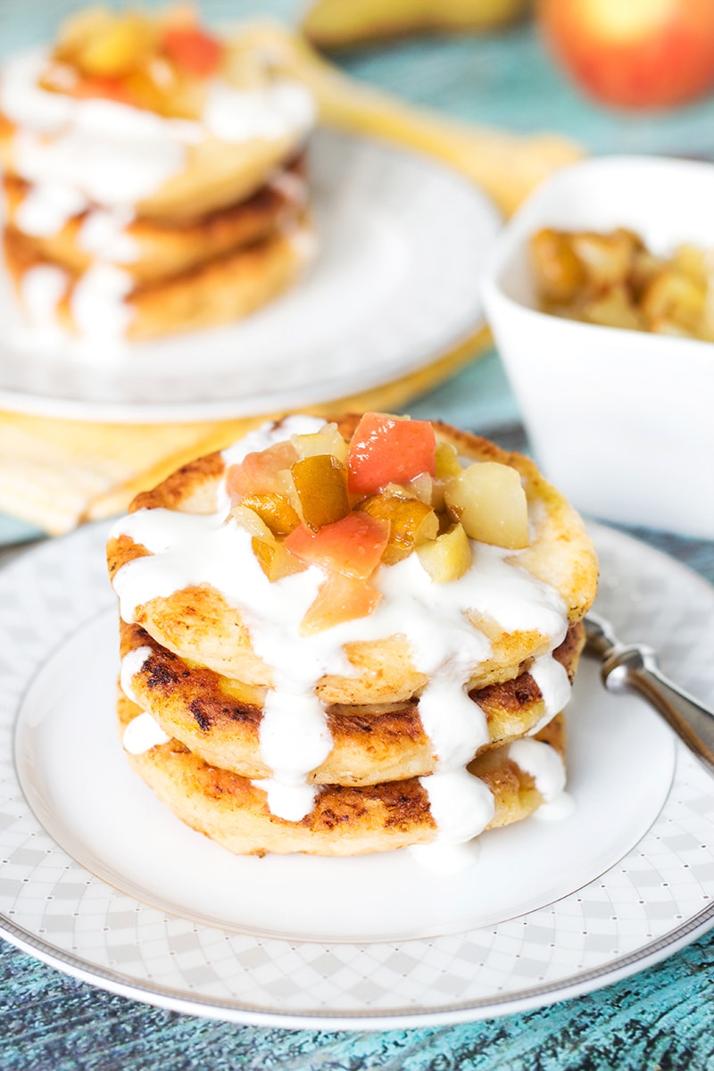 These Cottage Cheese Pancakes come from Russia and are called Syrniki. Served with sour cream and caramelized fruit! | cookingtheglobe.com