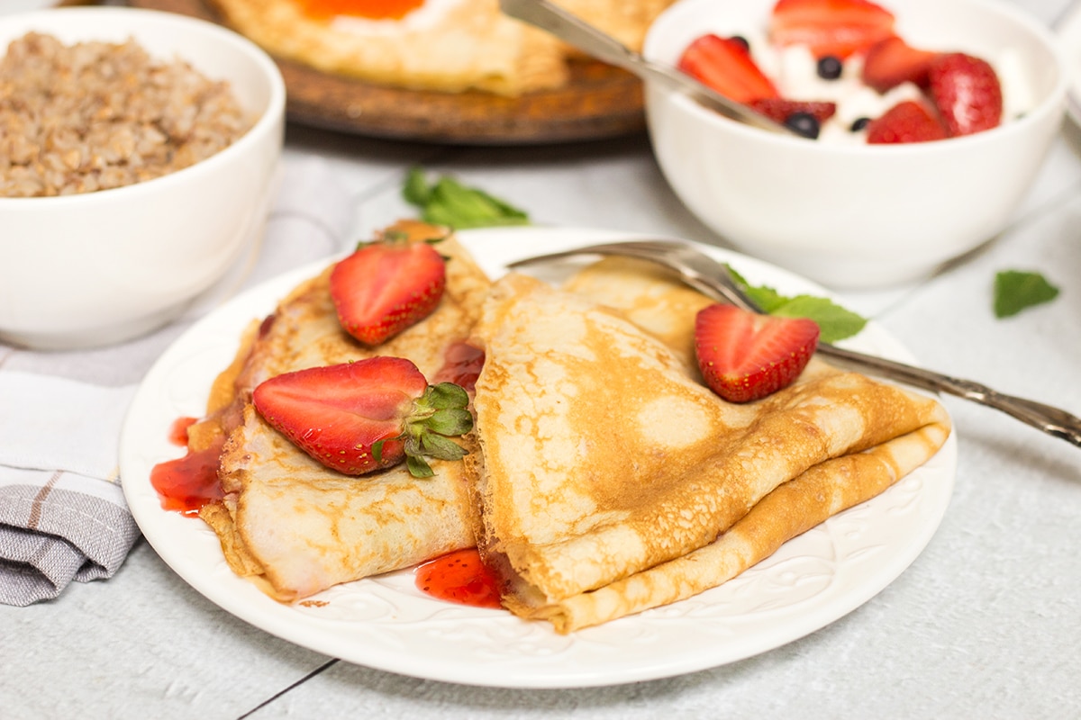 A look at the traditional Russian breakfast featuring two types of pancakes, porridge (kasha), sandwiches (buterbrody) and tea with cookies! | cookingtheglobe.com