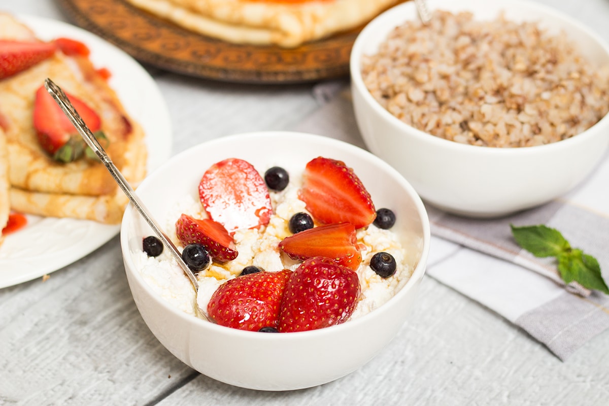 A look at the traditional Russian breakfast featuring two types of pancakes, porridge (kasha), sandwiches (buterbrody) and tea with cookies! | cookingtheglobe.com