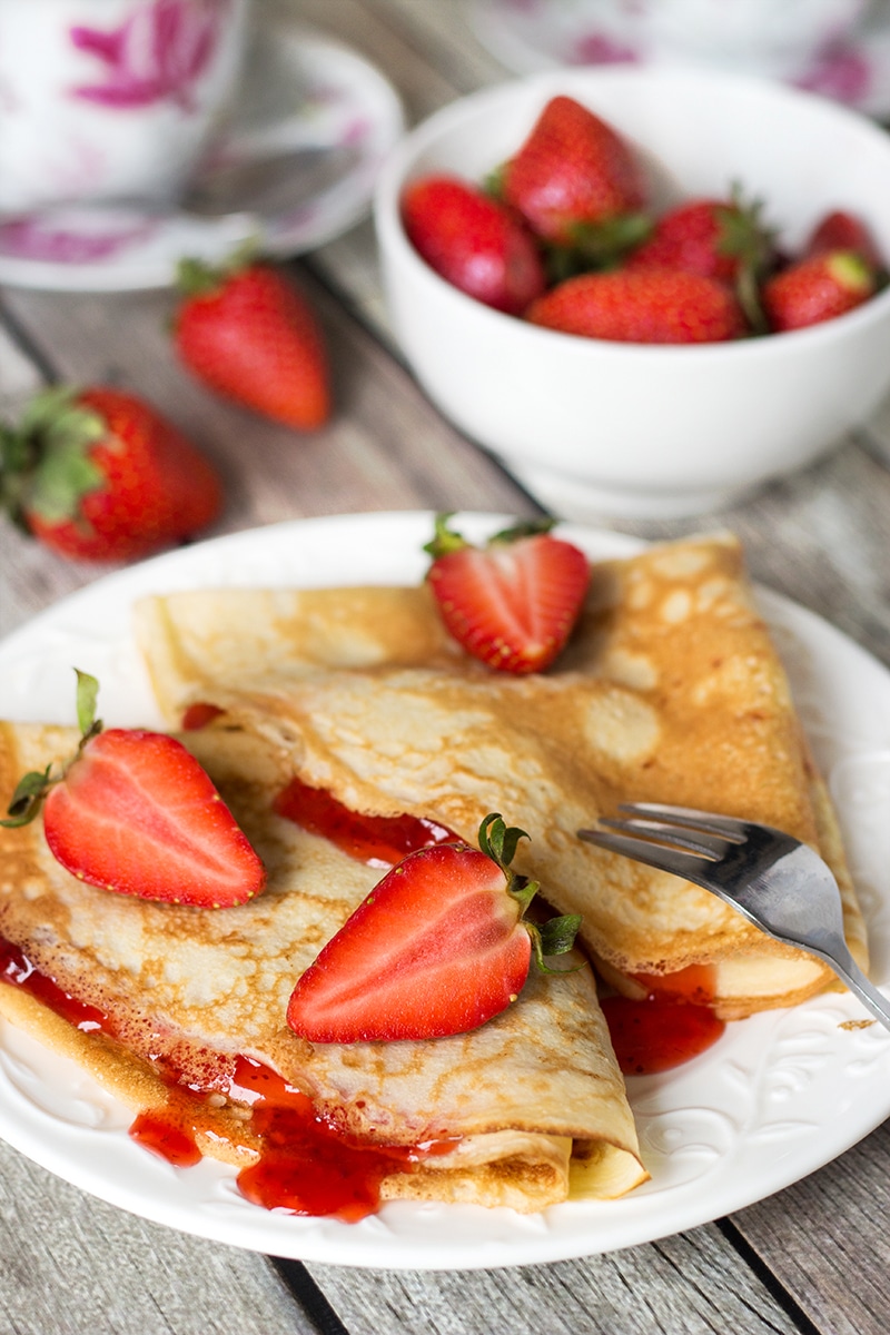 Try these Russian Pancakes (Blini) with savory (caviar & salmon) and sweet (strawberry jam) versions! | cookingtheglobe.com