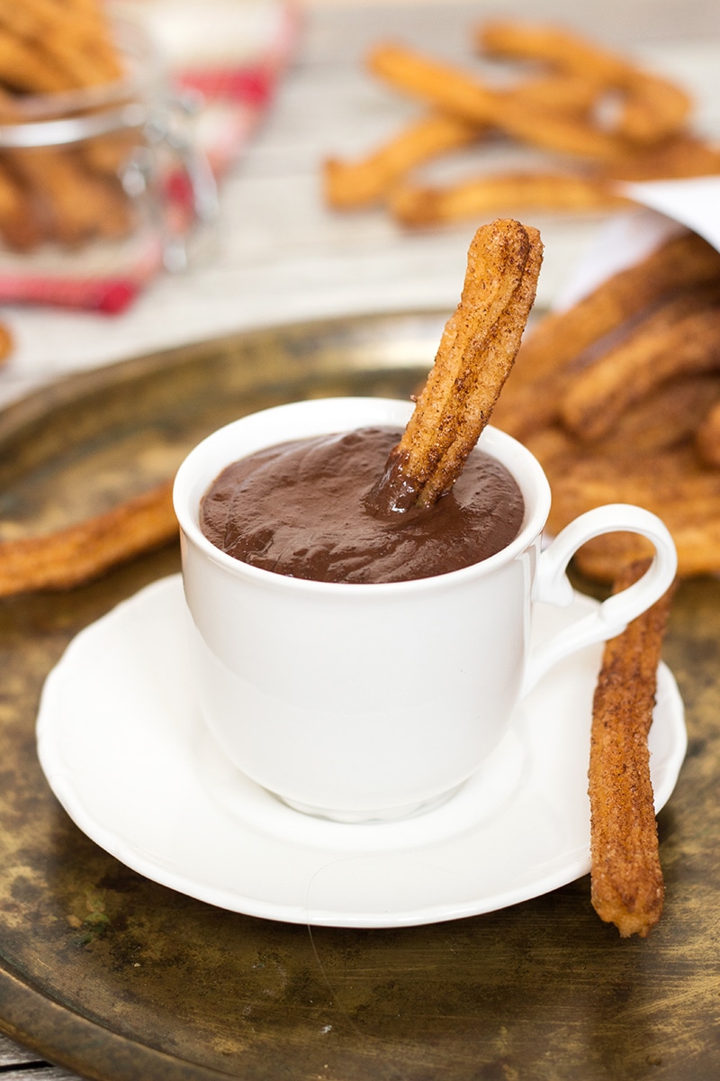 Acești Churros Con Chocolate sunt, fără îndoială, preferatele spaniole la micul dejun. Pot să înțeleg de ce!