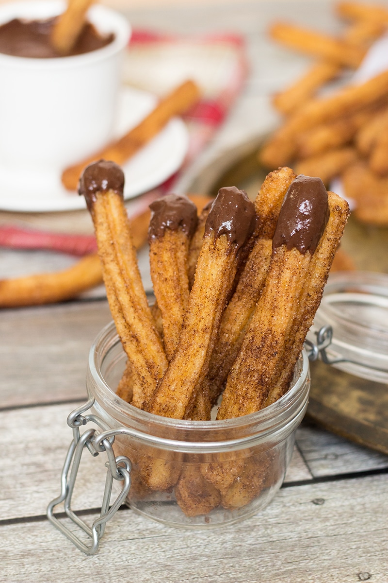 Te Churros Con Chocolate są niezaprzeczalnymi hiszpańskimi faworytami śniadaniowymi. Mogę zrozumieć dlaczego!