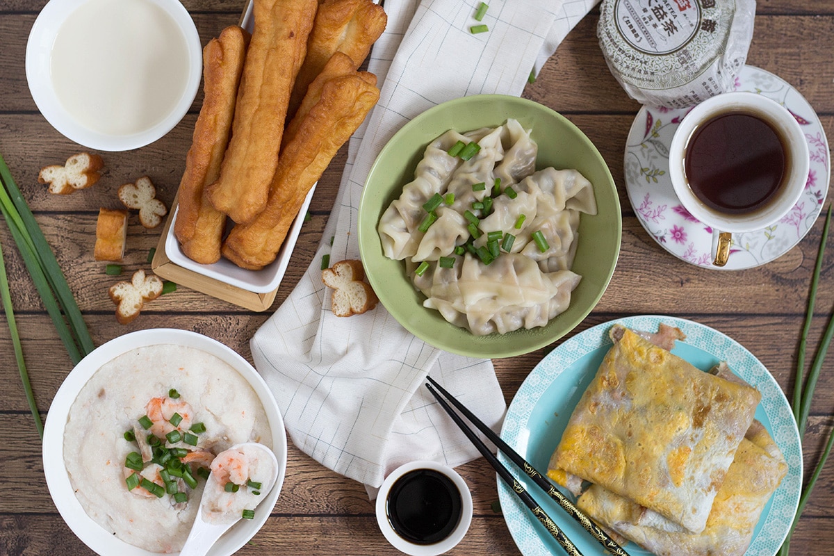 Un regard sur le petit-déjeuner traditionnel chinois comprenant des boulettes de pâte, de la bouillie de riz, des gressins frits et d'étonnantes crêpes ! | cookingtheglobe.com