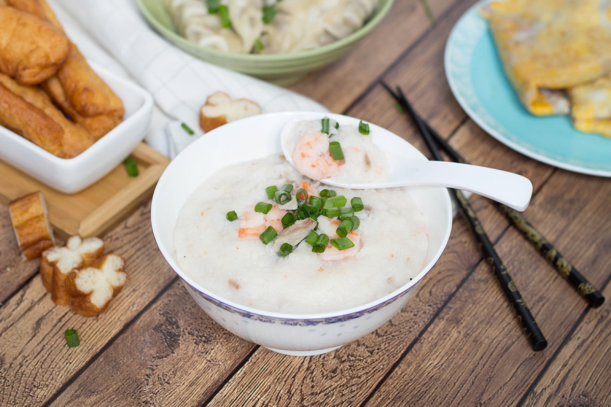 ¡Un vistazo al desayuno tradicional chino que incluye albóndigas, gachas de arroz, palitos de pan frito y crepes increíbles! | cookingtheglobe.com