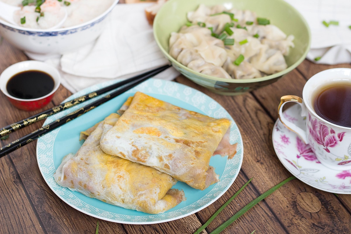 Een blik op het traditionele Chinese ontbijt inclusief dumplings, rijstepap, gebakken broodstengels, en verbazingwekkende crêpes! | cookingtheglobe.com