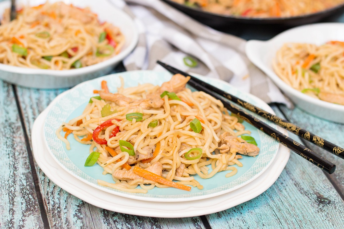 If you have ever been in Chinese restaurant, you must have tried Chicken Lo Mein. Did you know that you can make it at home? It's quick and easy to prepare! | cookingtheglobe.com