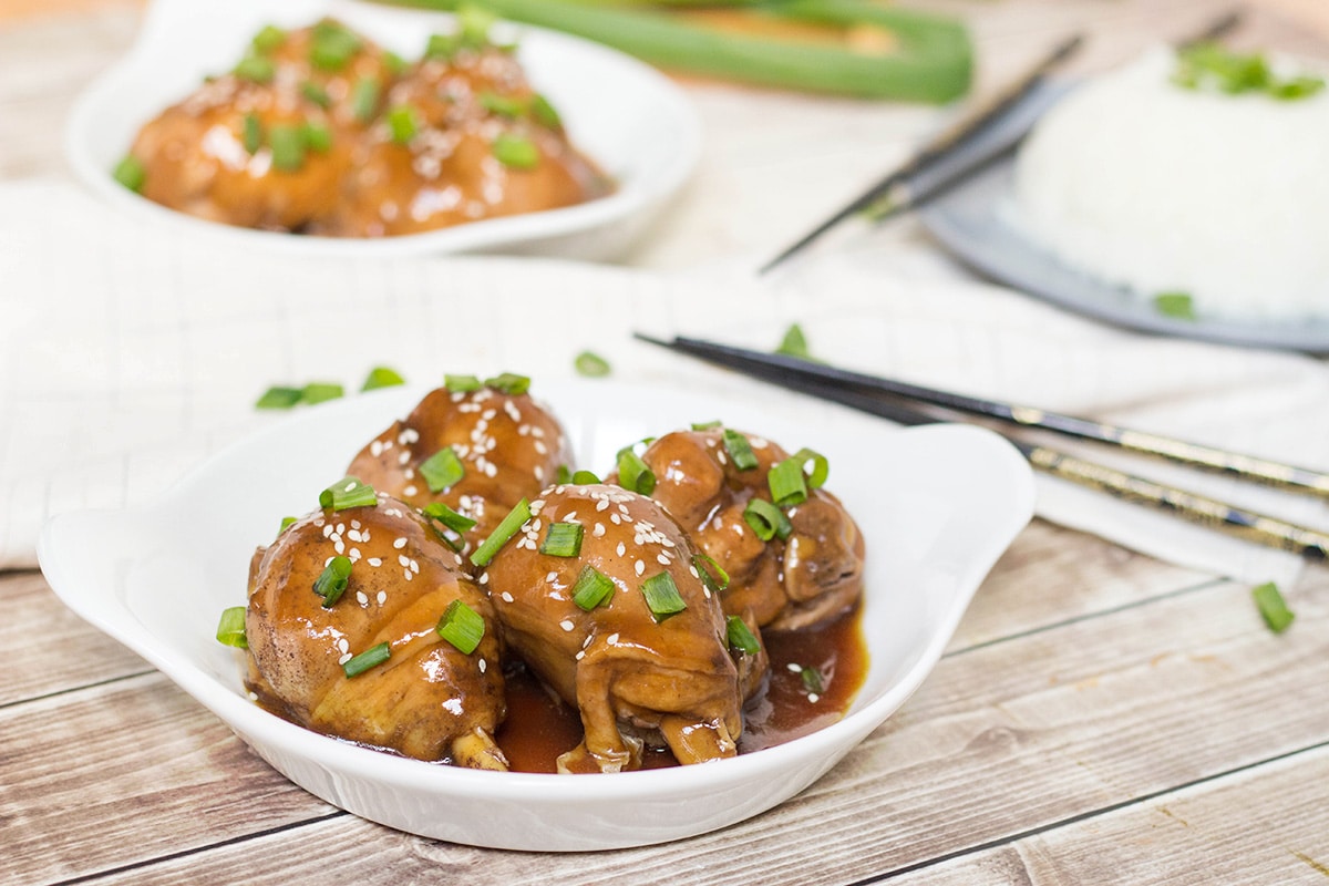 Hawaiian Shoyu Chicken is an Asian inspired dish where poultry is simmered in a fantastic soy based sauce. This one is really easy and quick to make. Perfect weeknight dinner! | cookingtheglobe.com