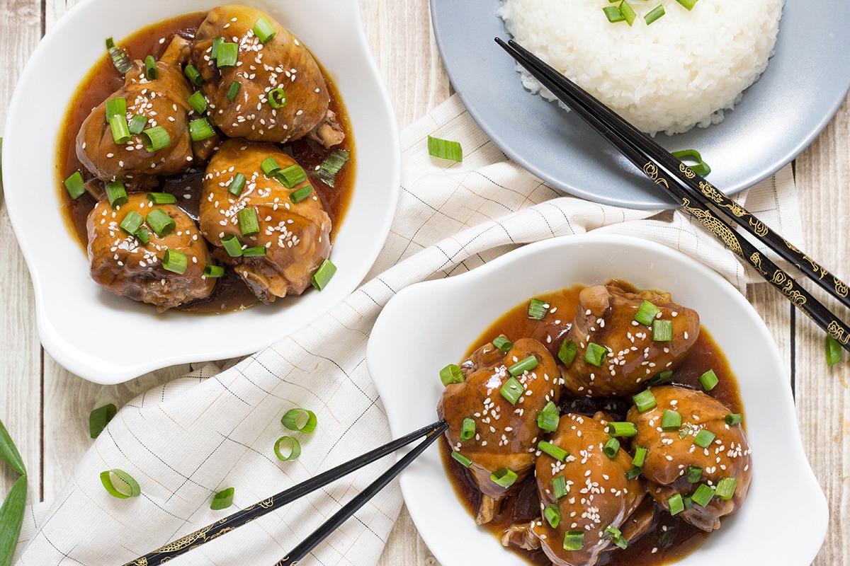 Hawaiian Shoyu Chicken is an Asian inspired dish where poultry is simmered in a fantastic soy based sauce. This one is really easy and quick to make. Perfect weeknight dinner! | cookingtheglobe.com