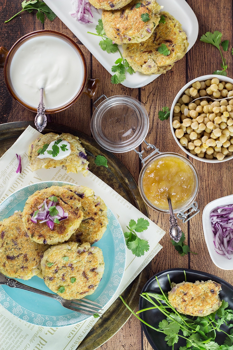 These Indian Mashed Potato and Quinoa Patties (Aloo Tikki) are really easy to make and make a perfect #vegan friendly dinner! | cookingtheglobe.com