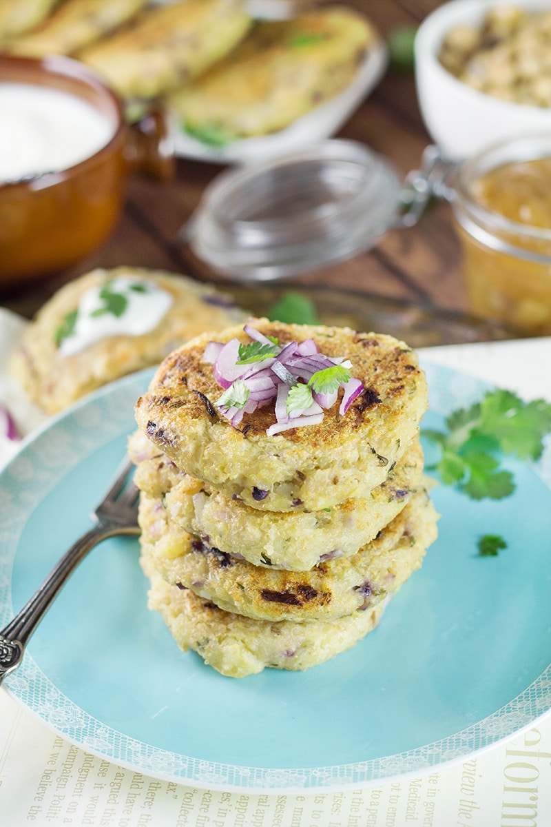 These Indian Mashed Potato and Quinoa Patties (Aloo Tikki) are really easy to make and make a perfect #vegan friendly dinner! | cookingtheglobe.com