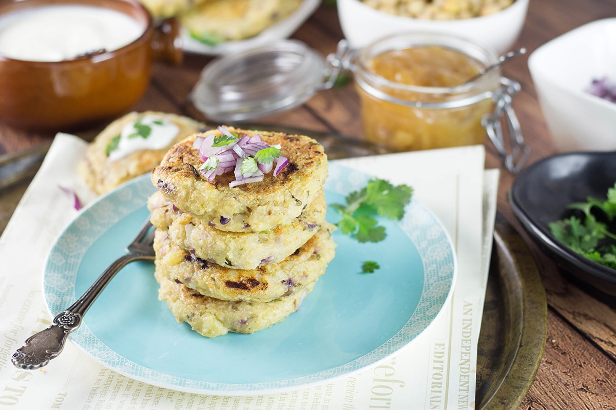 These Indian Mashed Potato and Quinoa Patties (Aloo Tikki) are really easy to make and make a perfect #vegan friendly dinner! | cookingtheglobe.com