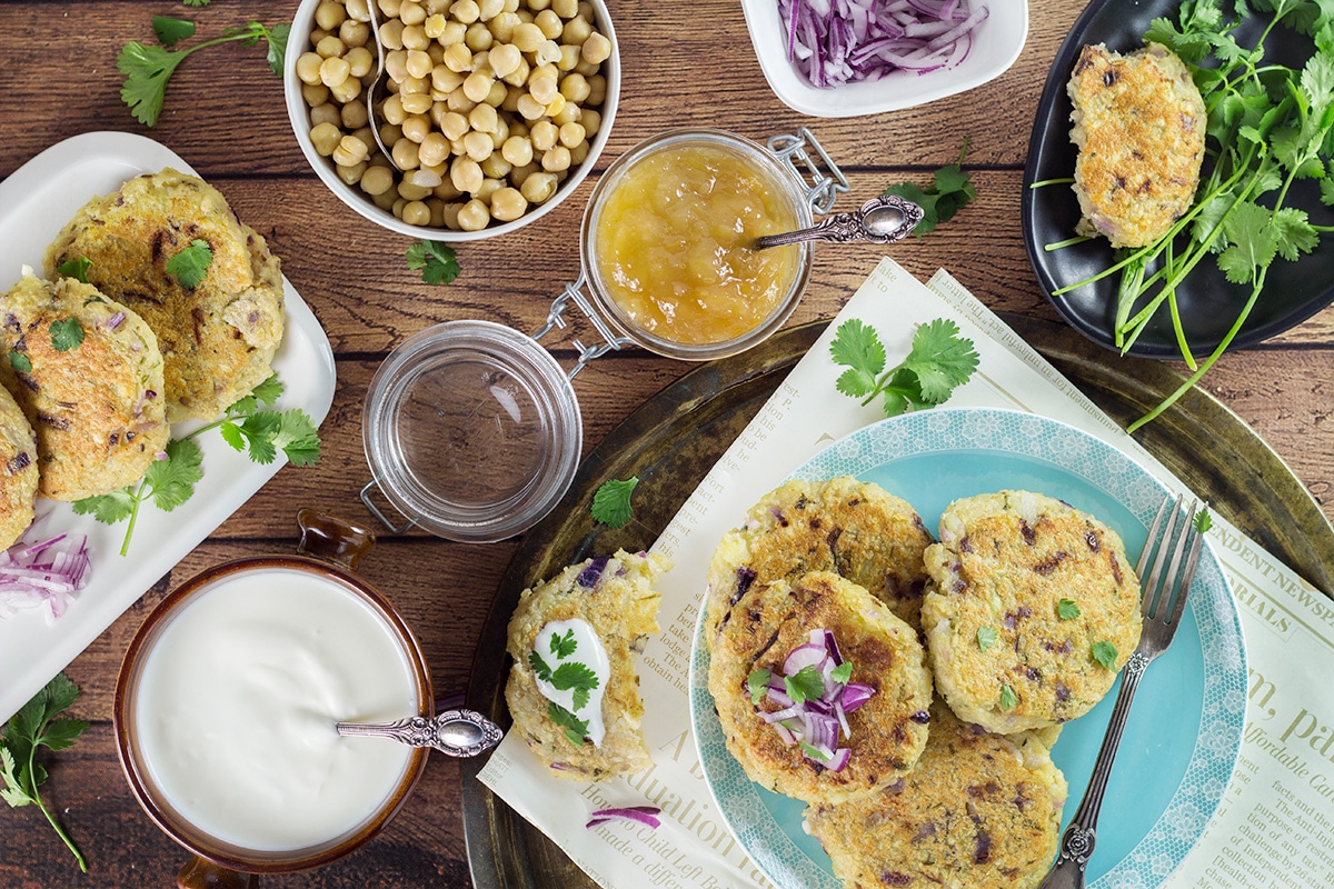 These Indian Mashed Potato and Quinoa Patties (Aloo Tikki) are really easy to make and make a perfect #vegan friendly dinner! | cookingtheglobe.com