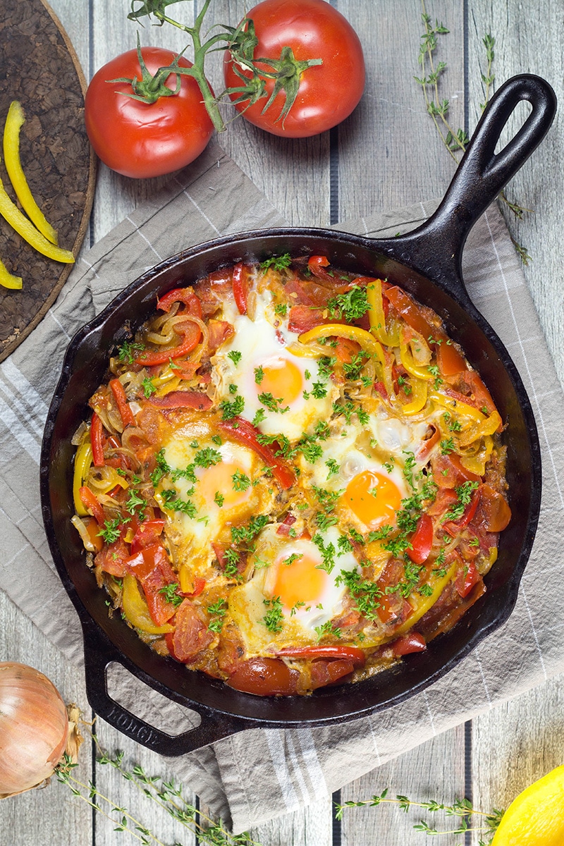 There are plenty of ways of cooking eggs, but nothing beats Shakshuka. This North African dish combines eggs with a fragrant tomato and bell pepper sauce! | cookingtheglobe.com