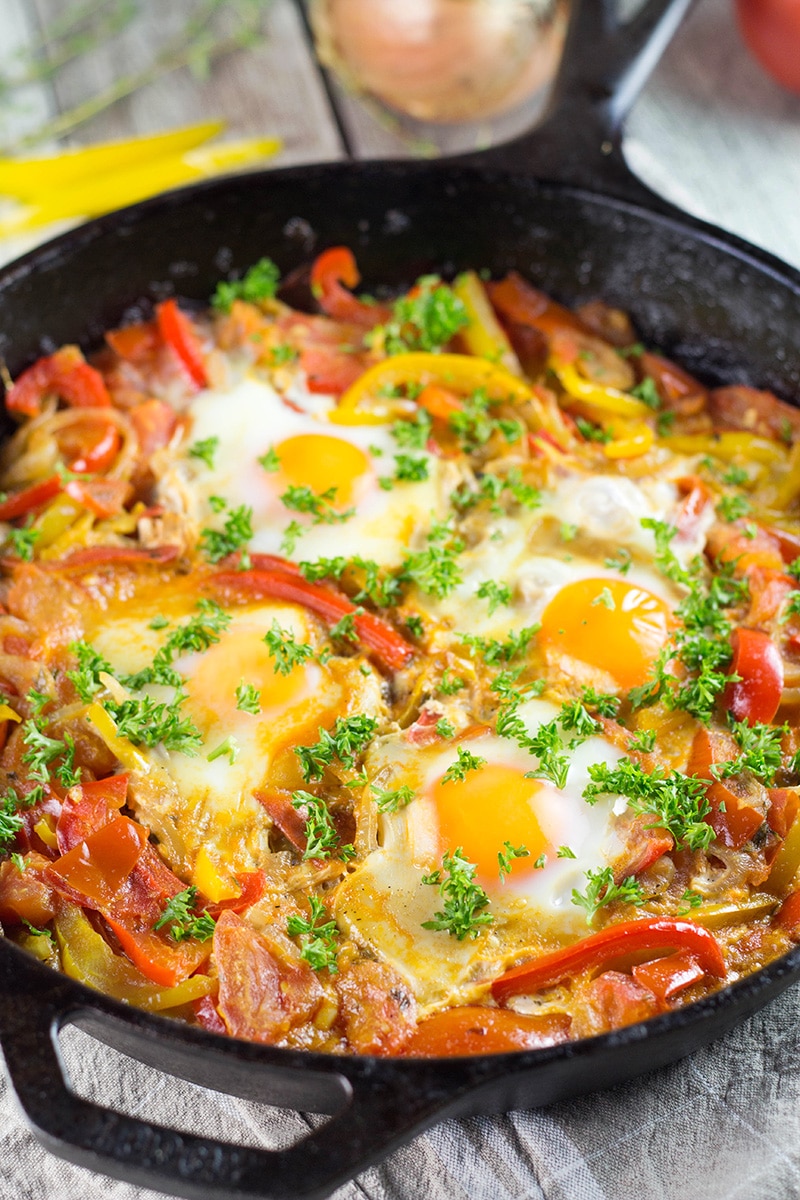 There are plenty of ways of cooking eggs, but nothing beats Shakshuka. This North African dish combines eggs with a fragrant tomato and bell pepper sauce! | cookingtheglobe.com