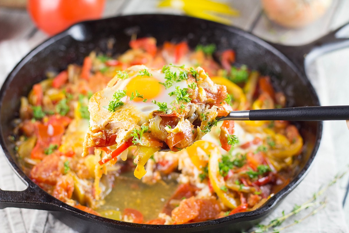 There are plenty of ways of cooking eggs, but nothing beats Shakshuka. This North African dish combines eggs with a fragrant tomato and bell pepper sauce! | cookingtheglobe.com