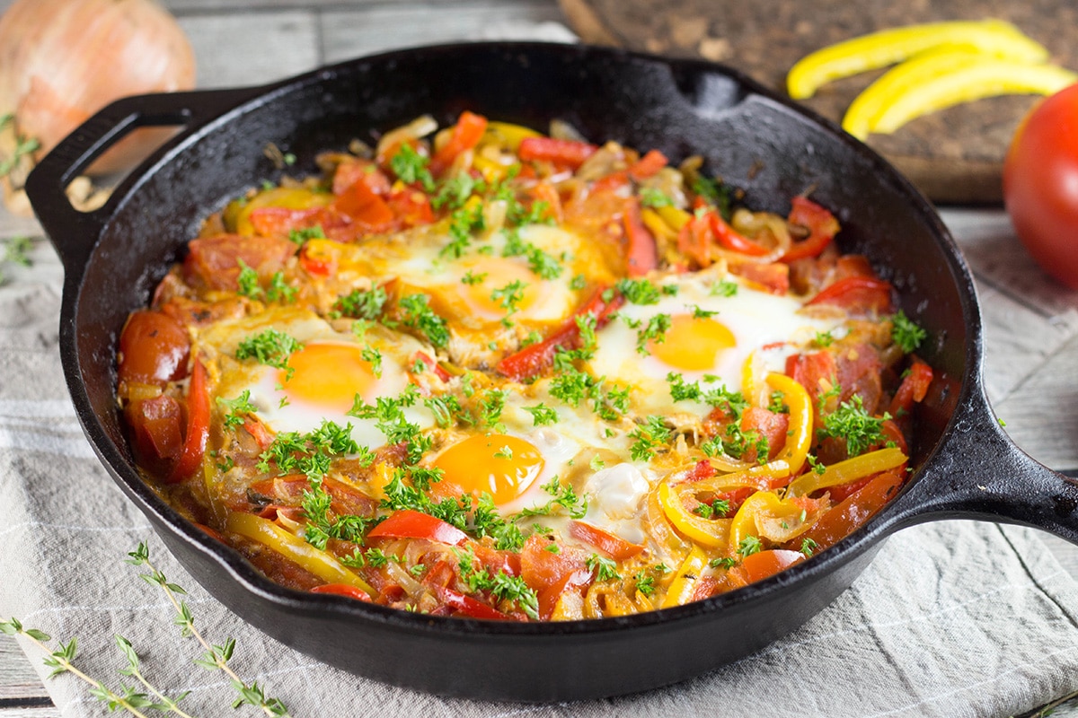 There are plenty of ways of cooking eggs, but nothing beats Shakshuka. This North African dish combines eggs with a fragrant tomato and bell pepper sauce! | cookingtheglobe.com