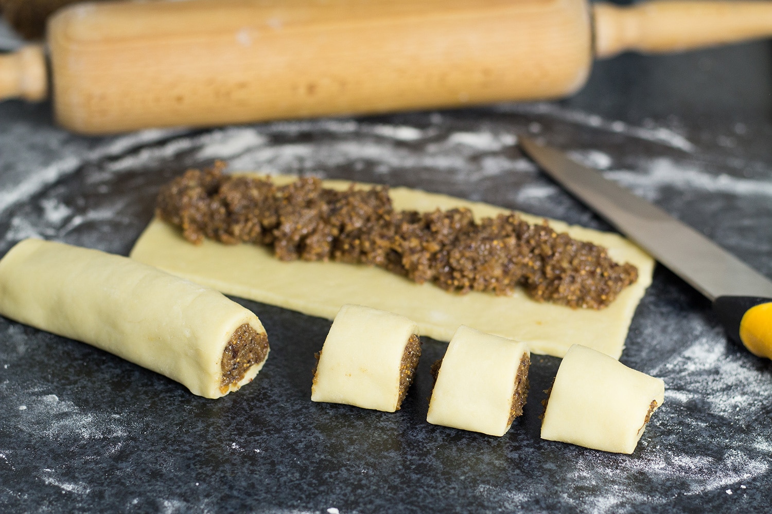 Estas galletas de Navidad italianas, también llamadas Cuccidati, están rellenas con una deliciosa mezcla de higos y nueces y cubiertas con un glaseado blanco dulce. | cookingtheglobe.com