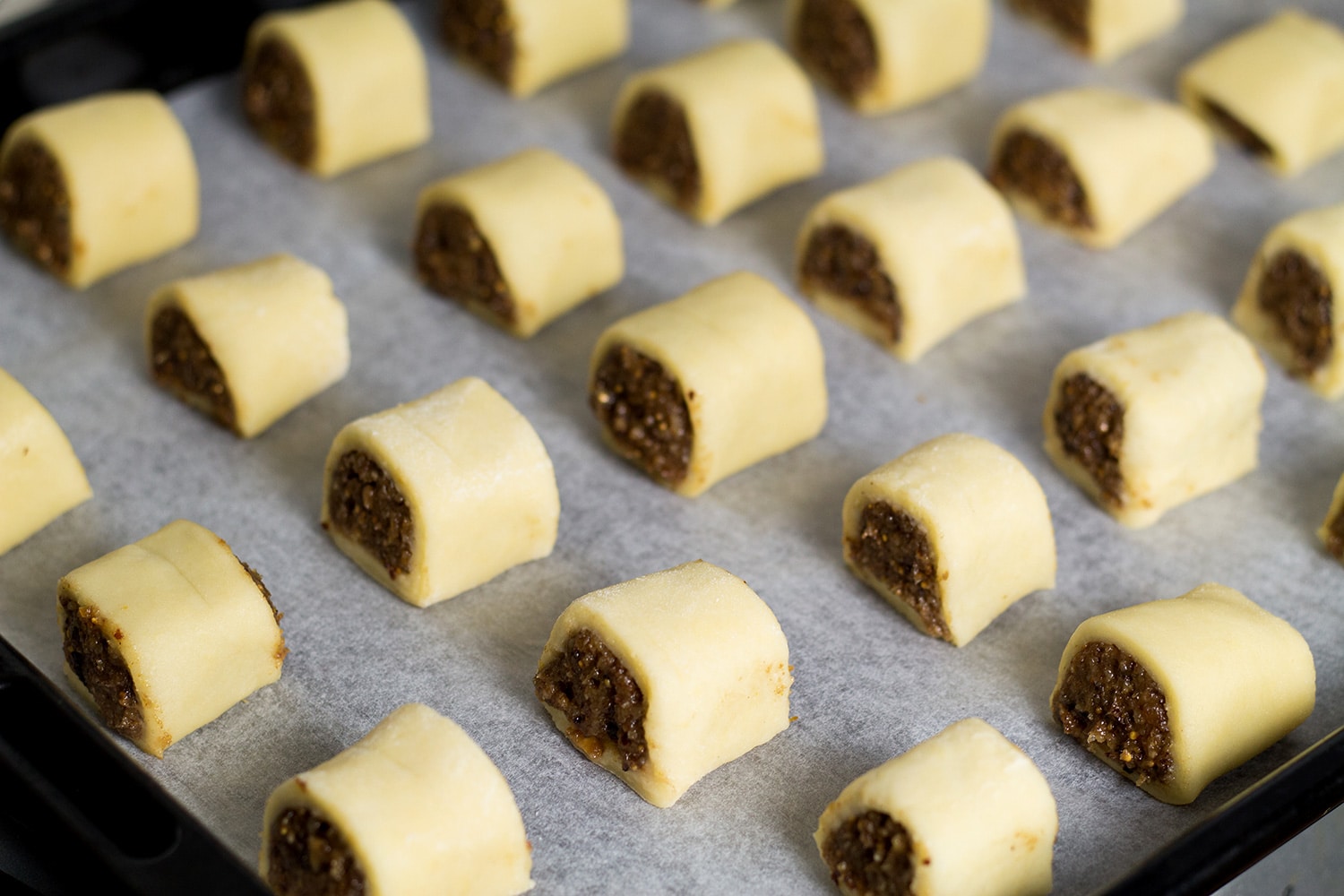 Estas galletas de Navidad italianas, también llamadas Cuccidati, están rellenas con una deliciosa mezcla de higos y nueces y cubiertas con un glaseado blanco dulce. / cocinando el lóbulo.com