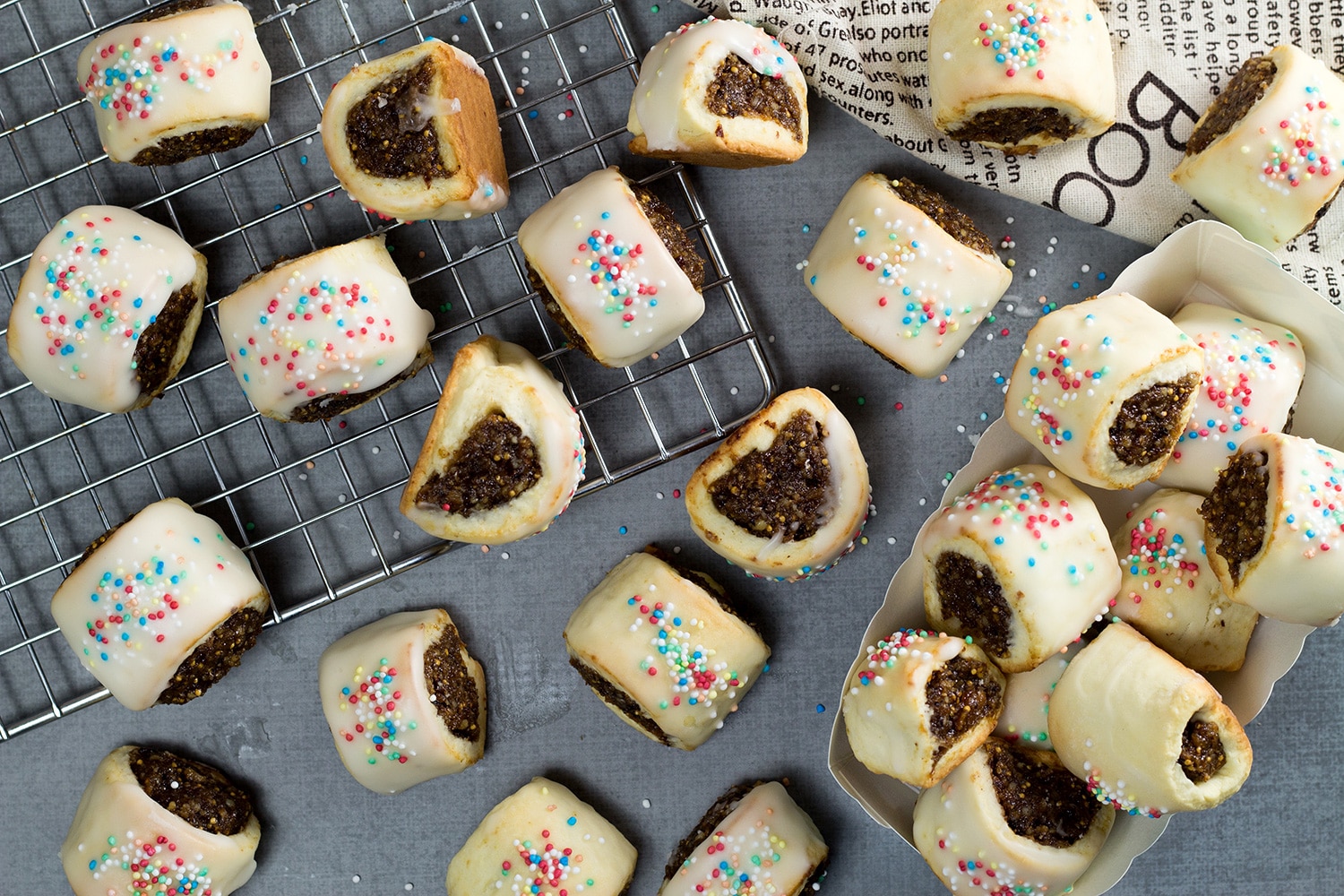 Diese italienischen Weihnachtsplätzchen, auch Cuccidati genannt, sind mit einer köstlichen Feigen-Walnuss-Mischung gefüllt und mit einer süßen weißen Glasur belegt! | cookingtheglobe.com