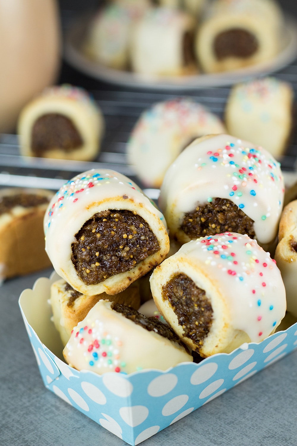 Questi biscotti natalizi italiani, chiamati anche Cuccidati, sono riempiti con un succulento composto di fichi e noci e conditi con una dolce glassa bianca! | cookingtheglobe.com