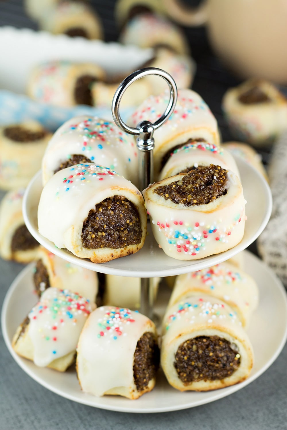 estes biscoitos de Natal italianos, também chamados de Cucidati, são cheios com uma mistura de figo e Nogueira que molha a boca e cobertos com uma cobertura branca e doce! | cookingtheglobe.com