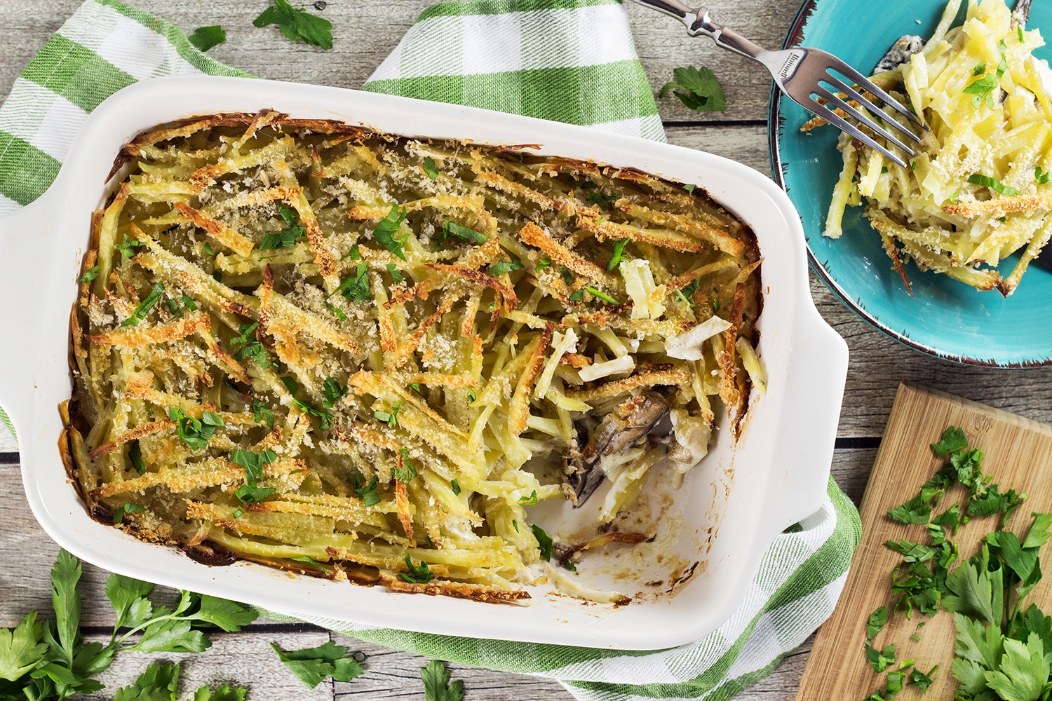 Janssons Frestelse or Jansson's Temptation is a classic Swedish potato and sprat casserole traditionally served on Christmas but great any time of the year. Creamy, hearty, filling! | cookingtheglobe.com