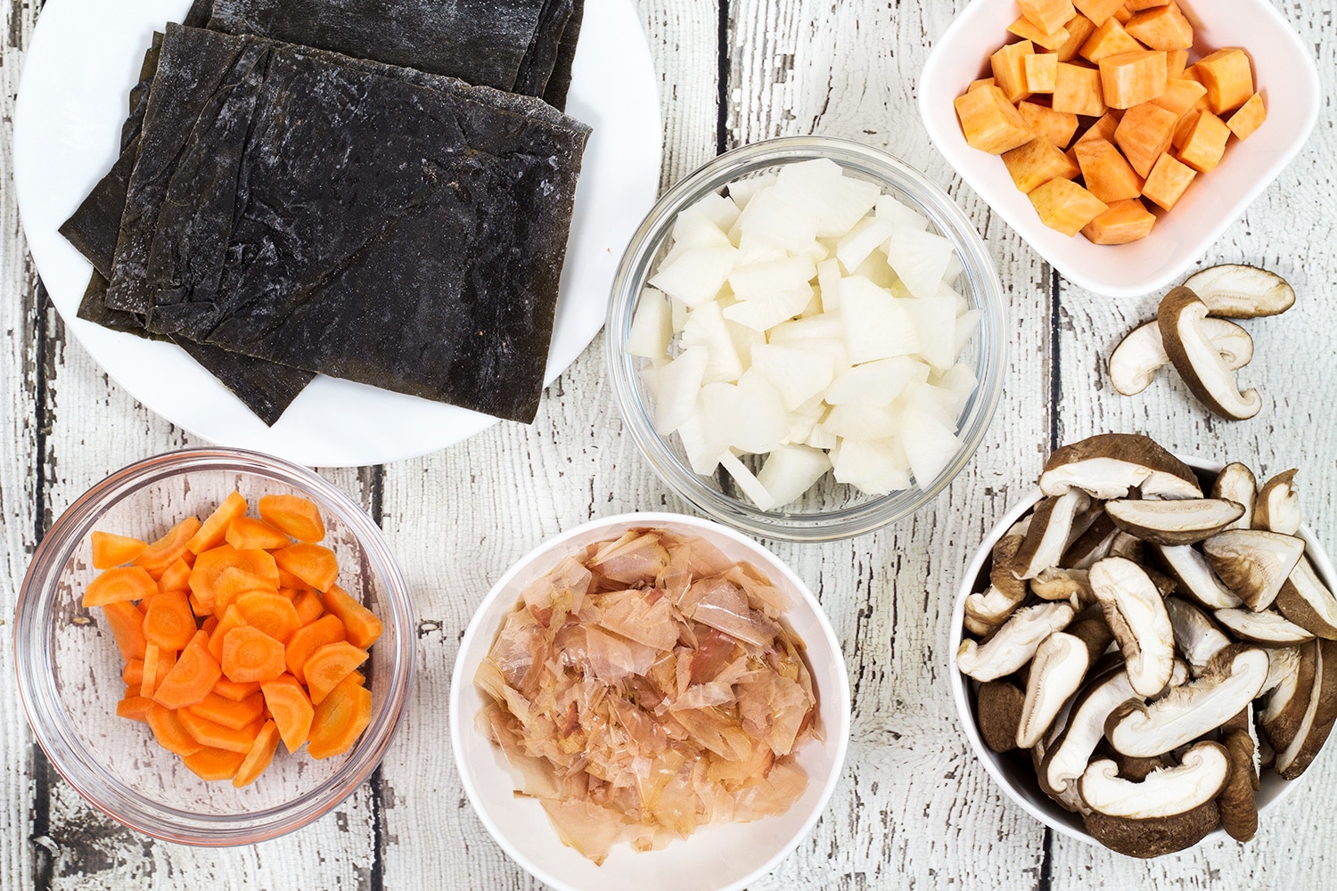 This Japanese Clear Soup uses a flavorful dashi stock as a base and also features shiitake mushrooms and a bunch of veggies! A perfect appetizer or a light lunch! | cookingtheglobe.com